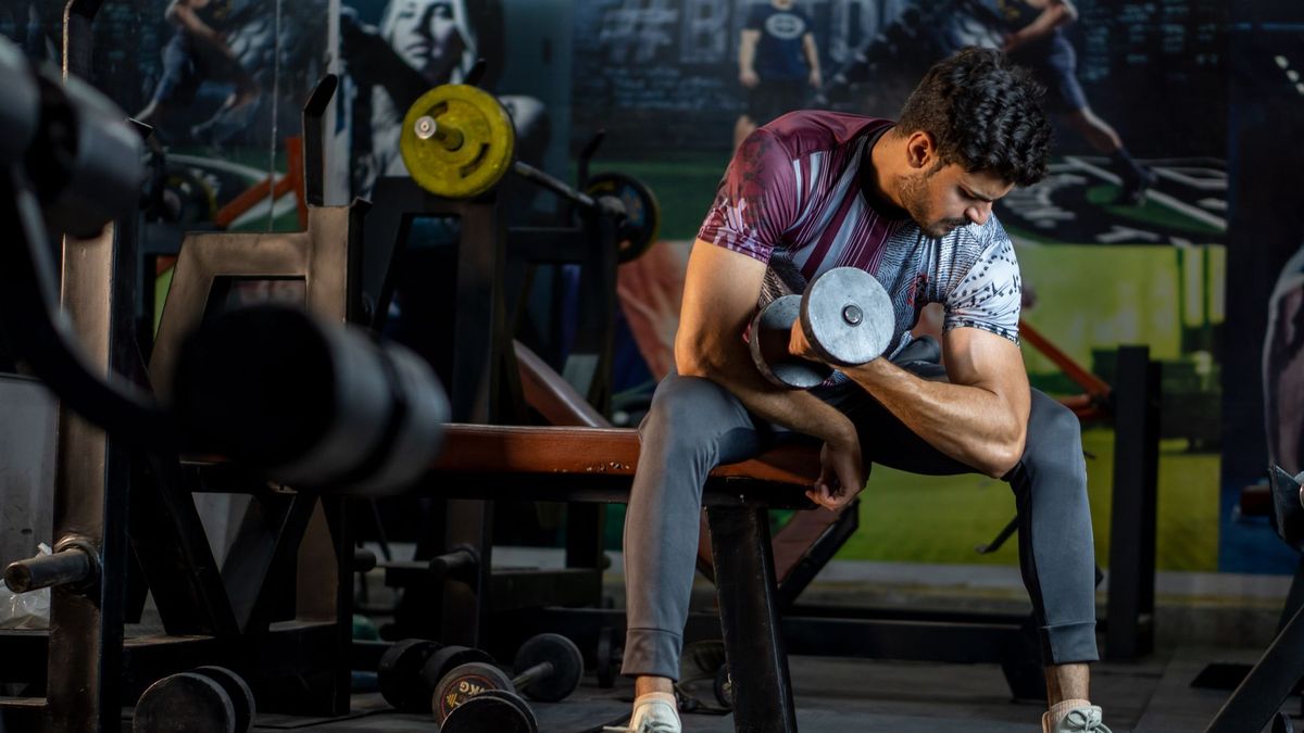 dumbbell bicep curl gym