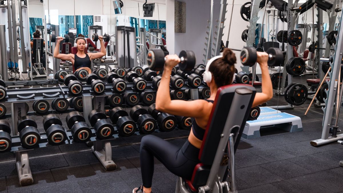 incline dumbbell press gym
